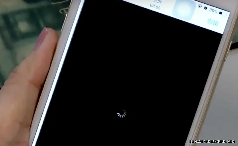 苹果手机突然黑屏打不开怎么办？专业维修方法解析